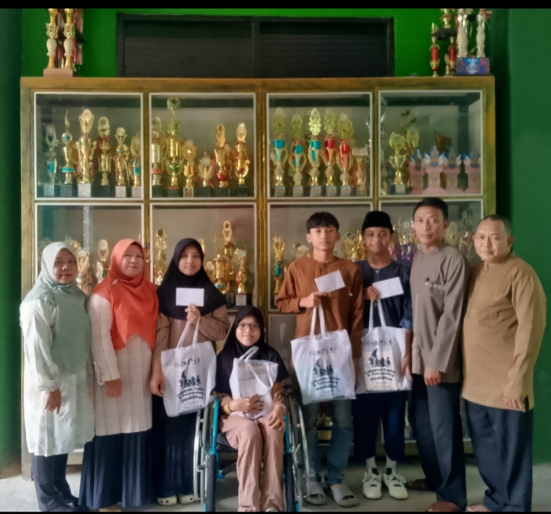 Empat Siswa MTsN 1 Bandar Lampung Terima Bingkisan Lebaran Anak Yatim dan Disabilitas dari Penaiszawa Kota Bandar Lampung