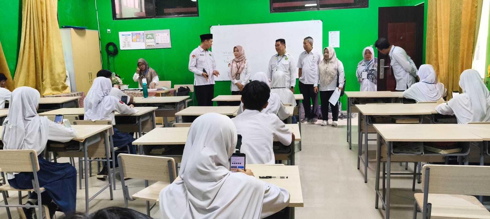 Kasi Penmad Kemenag Kota Bandar Lampung Tinjau Langsung Pelaksanaan UM Hari Pertama di MTsN 1 Bandar Lampung