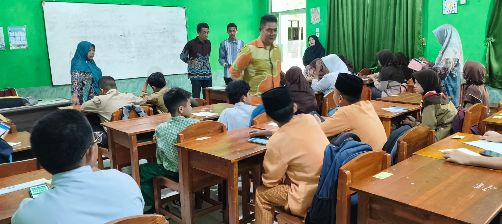 Kepala MTsN 1 Bandar Lampung Tinjau Pelaksanaan Tes CBT PMBM 2026/2027
