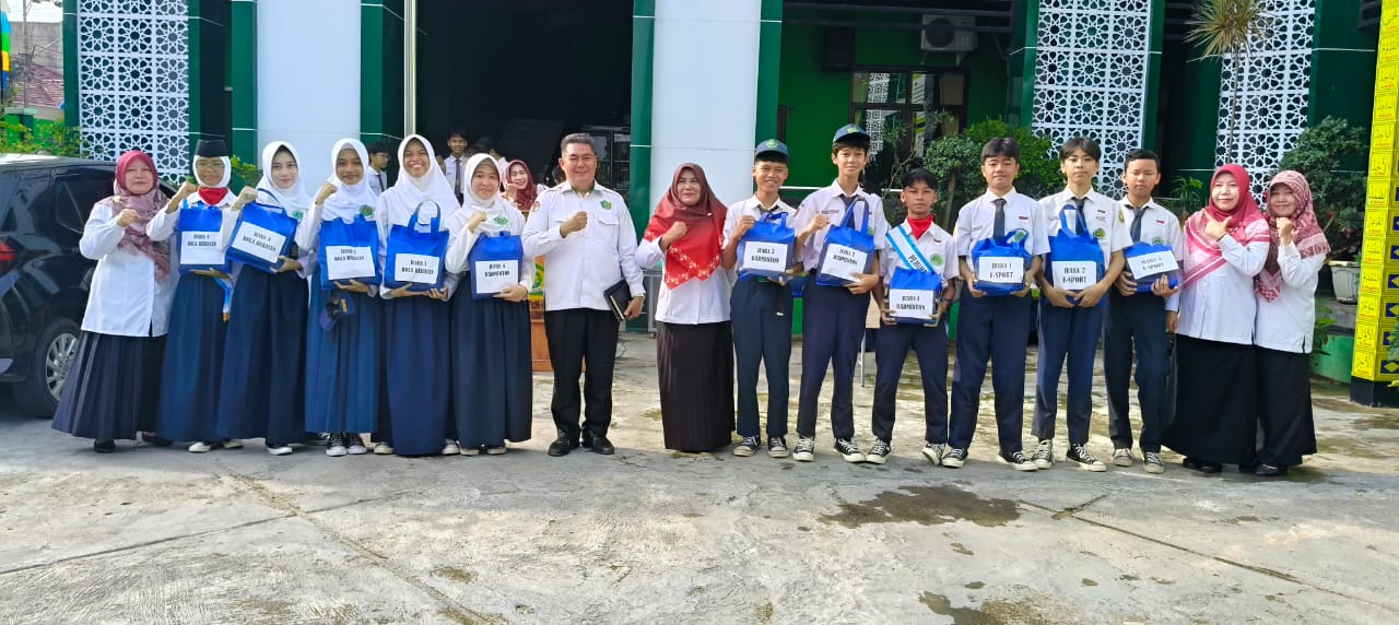 MTsN 1 Bandar Lampung Bagikan Hadiah Lomba Classmeeting Usai ASAS Ganjil 2025/2026