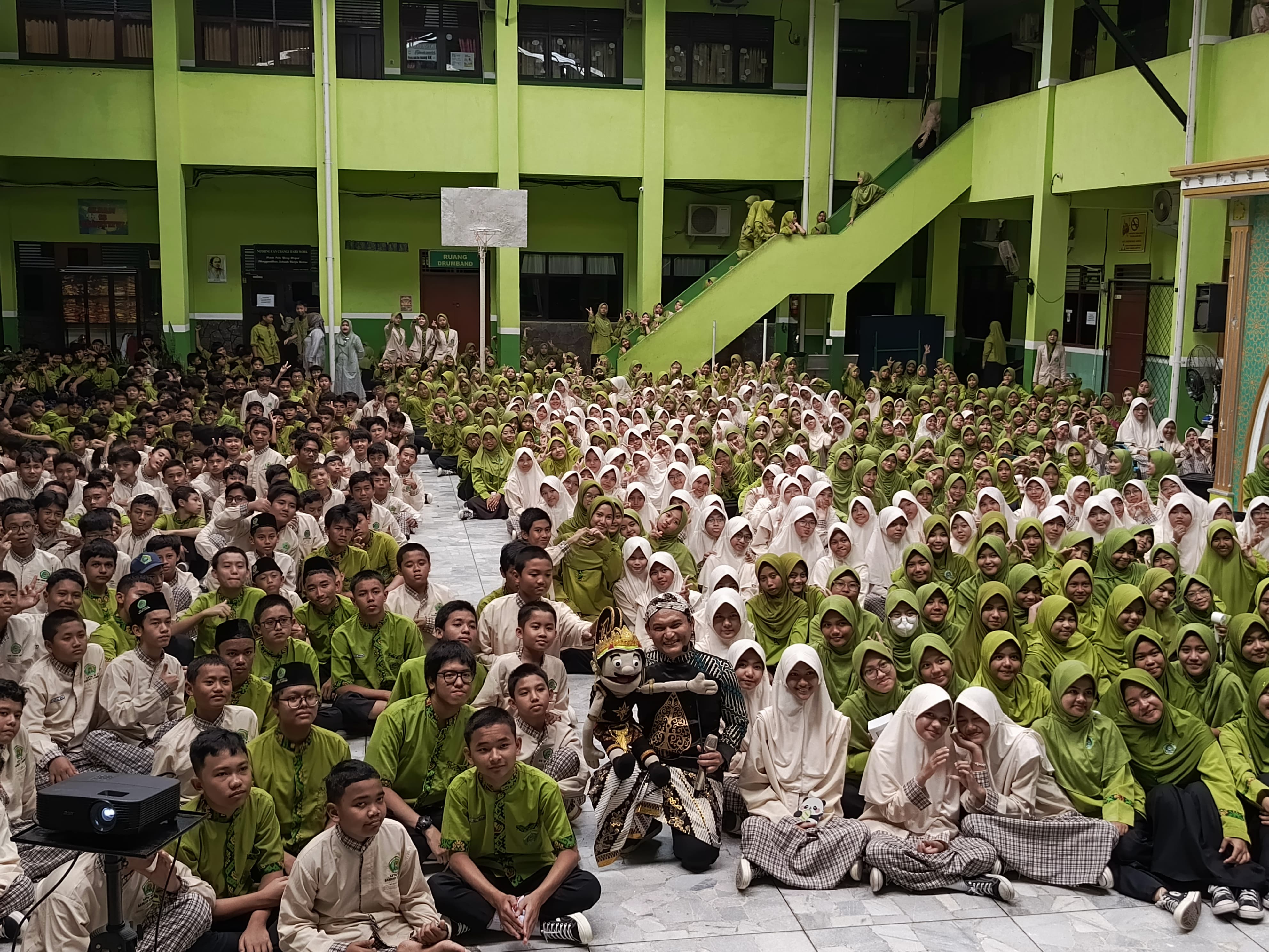 MTsN 1 Bandar Lampung Gelar Safari Dongeng Inspiratif Bersama Kak Ipul