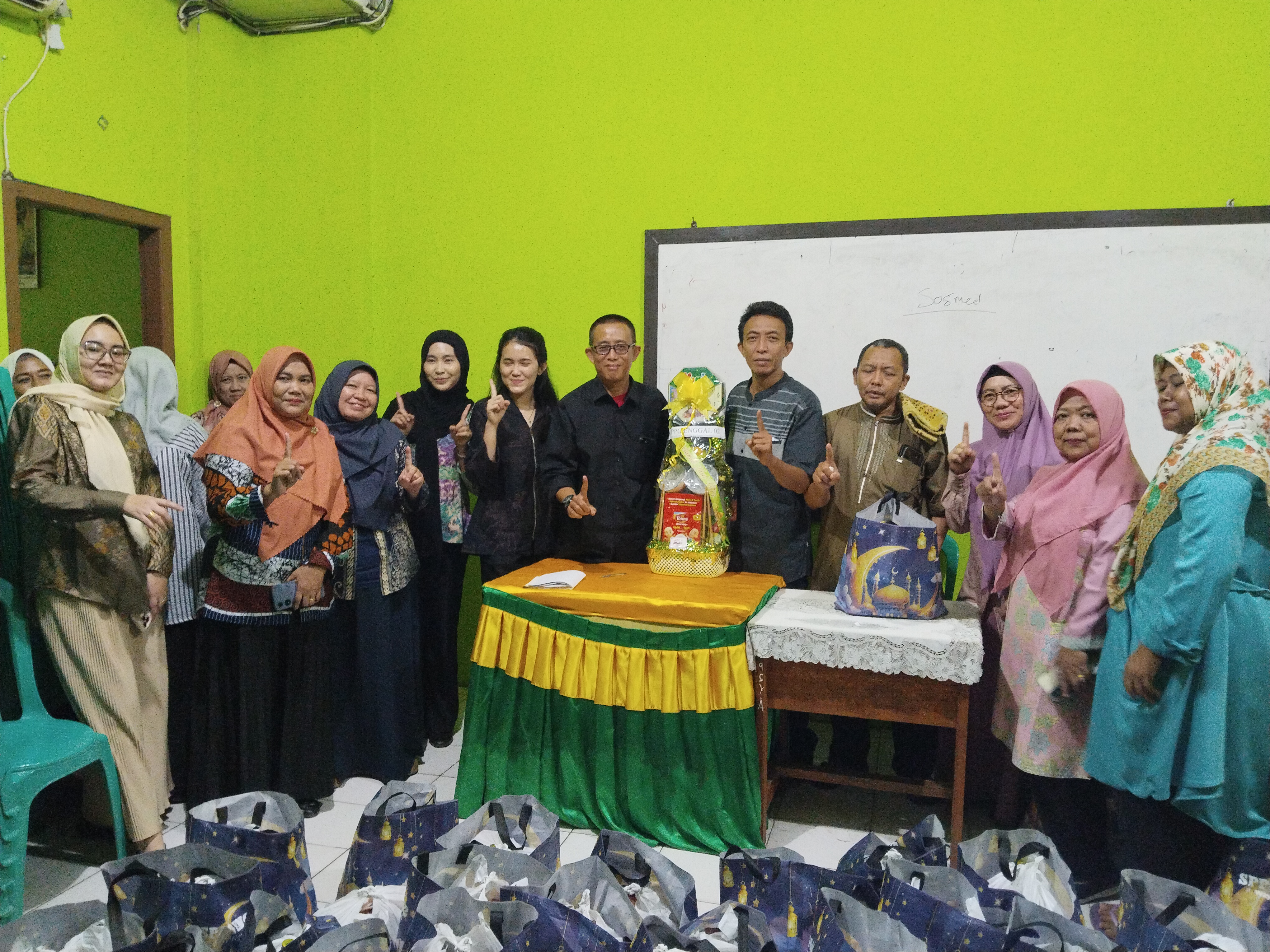 MTsN 1 Bandar Lampung Terima Paket Lebaran dari Satuan Pelayanan Pemenuhan Gizi (SPPG) Enggal