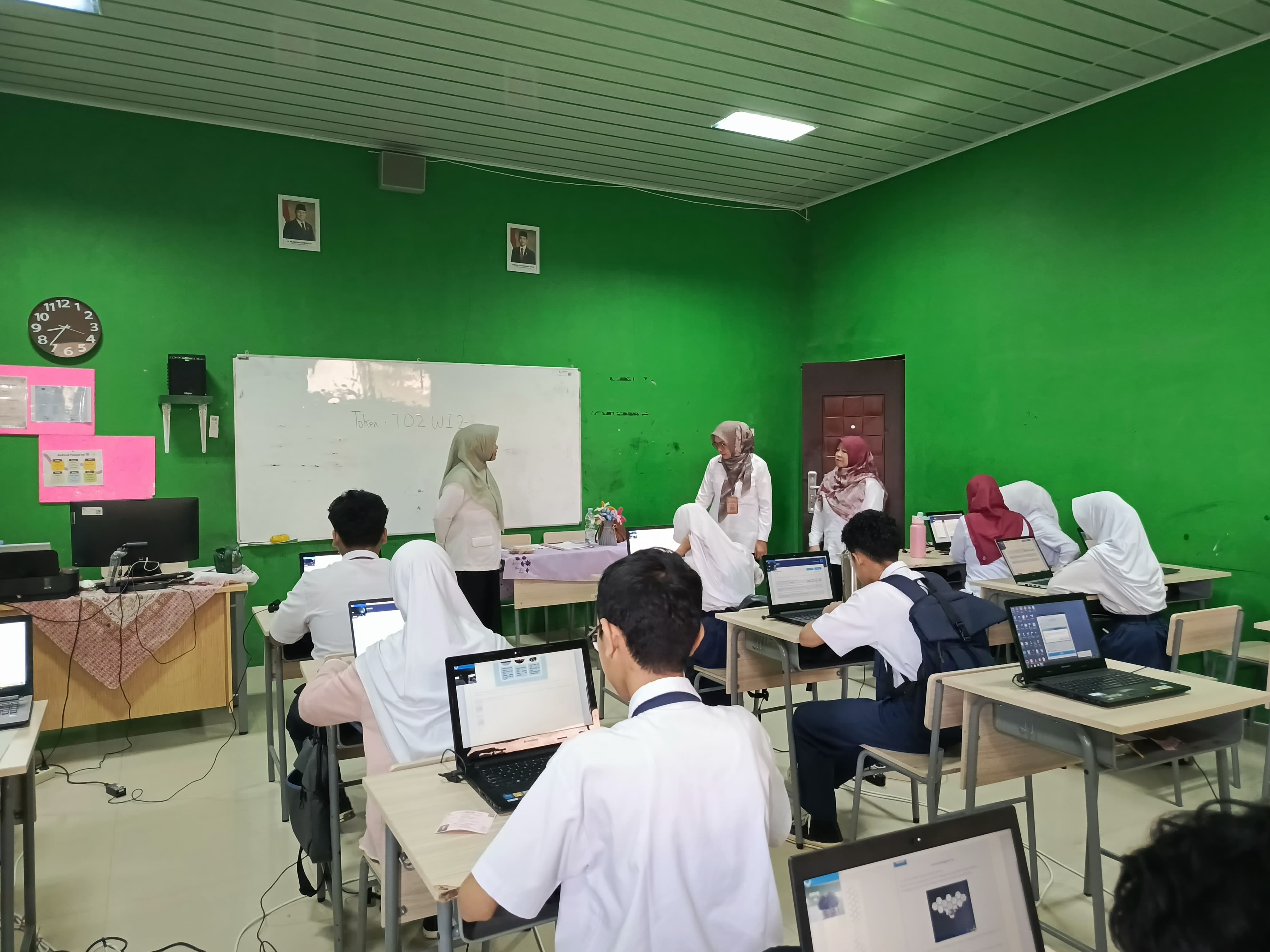 Pengawas dan Kepala MTsN 1 Bandar Lampung Kunjungi Mengadakan Monitoring  Pelaksanaan TKA Hari Pertama