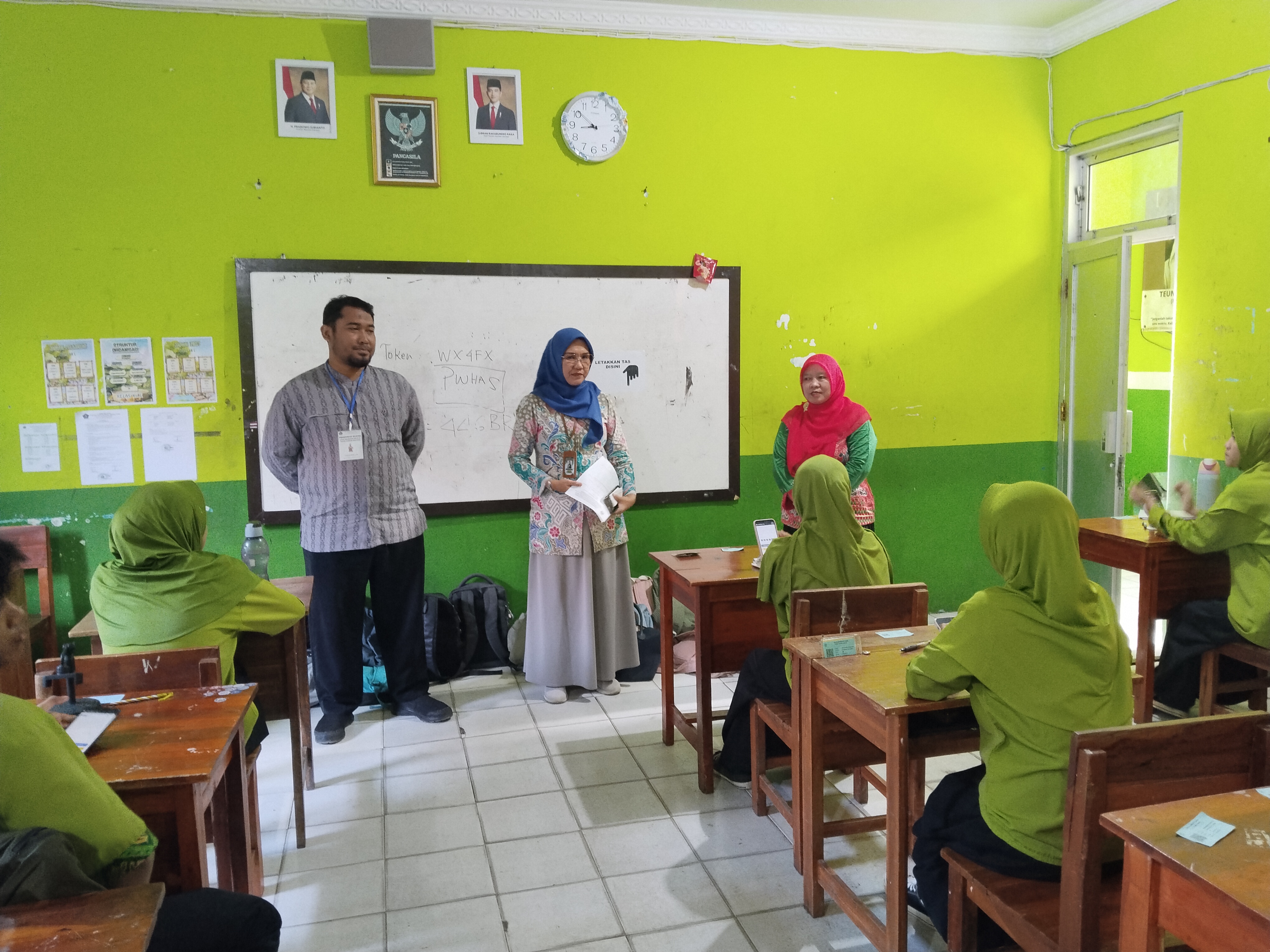 Pengawas Kemenag Kota Bandar Lampung Monitoring Pelaksanaan UM di MTsN 1 Bandar Lampung