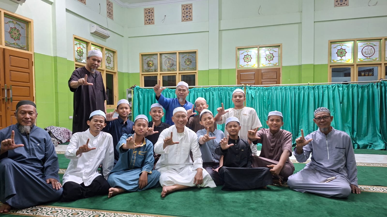 Santri Asrama MTsN 1 Bandar Lampung Bersilaturahmi dan Makan Bersama Gubernur Lampung di Musholla Terdekat