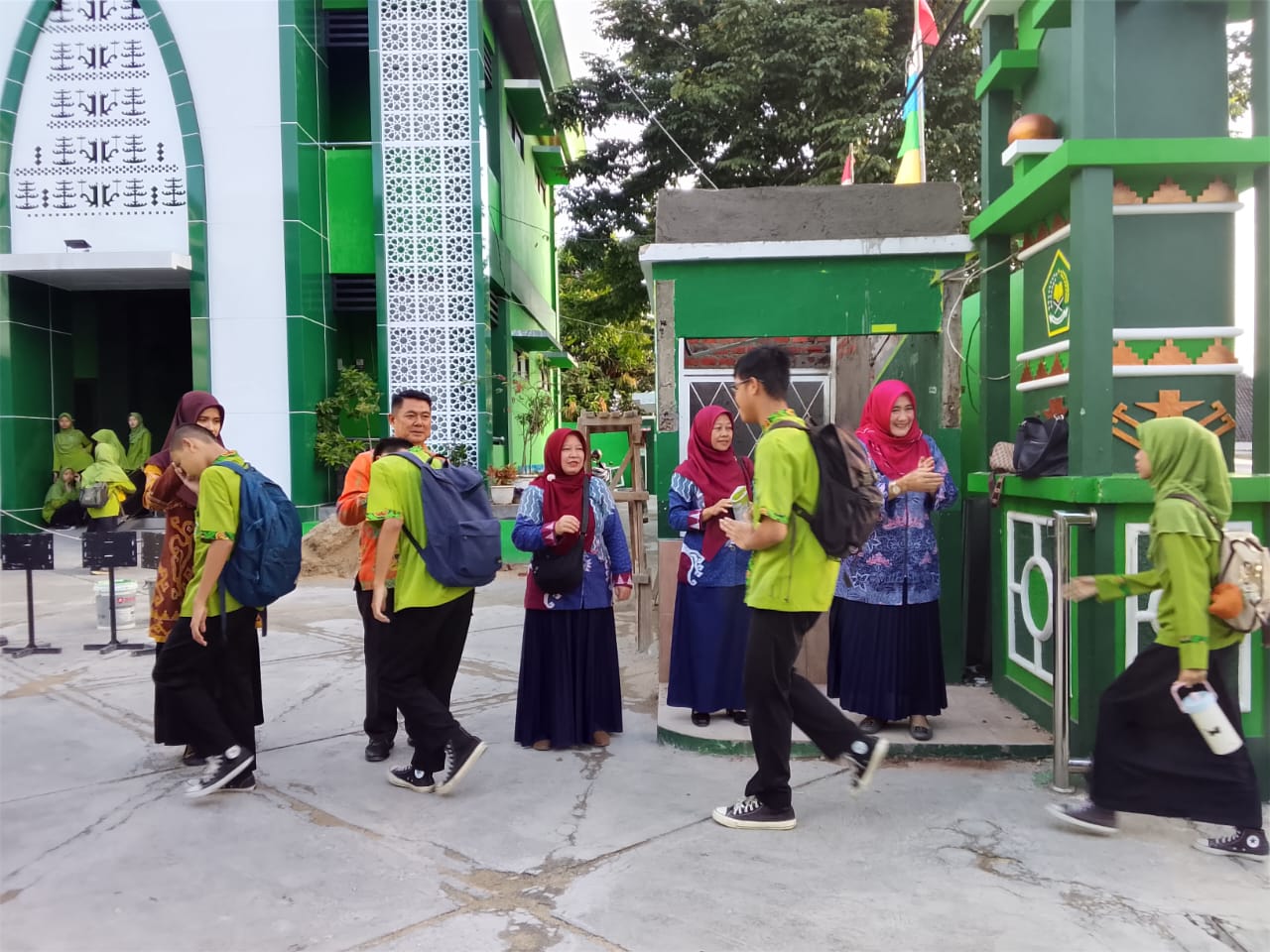 Semangat Pagi, Kepala MTsN 1 Bandar Lampung Pimpin Penyambutan Siswa