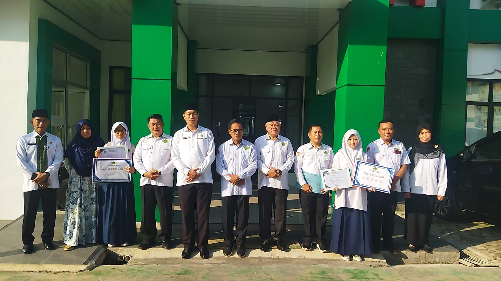 Siswa MTsN 1 Bandar Lampung, Yasyfa Maulida, Mendapat Apresiasi dari Kepala Kantor Kemenag Kota Bandar Lampung atas Prestasi Juara Umum Tahun Ajaran 2025/2026