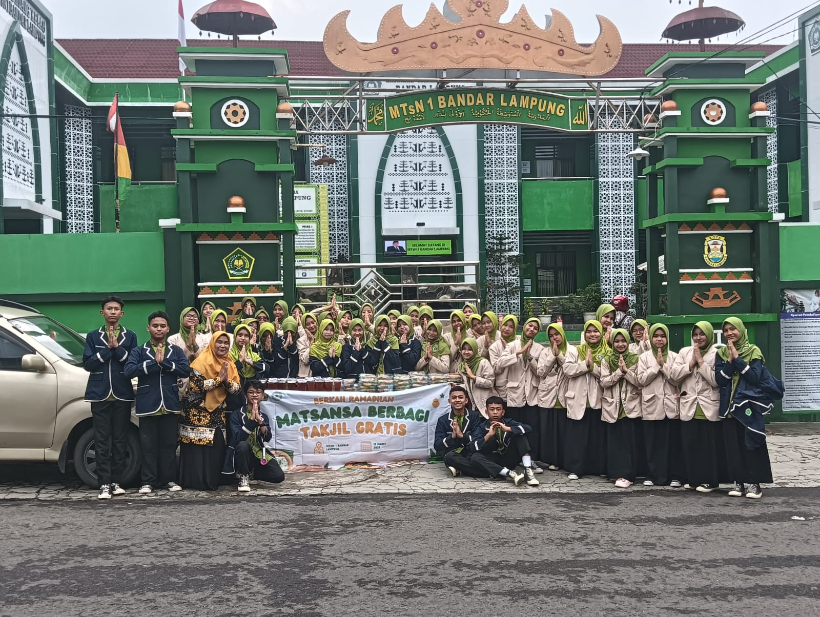 Tebar Kebaikan di Bulan Ramadhan, OSIS MTsN 1 Bandar Lampung Bagikan Takjil kepada Masyarakat