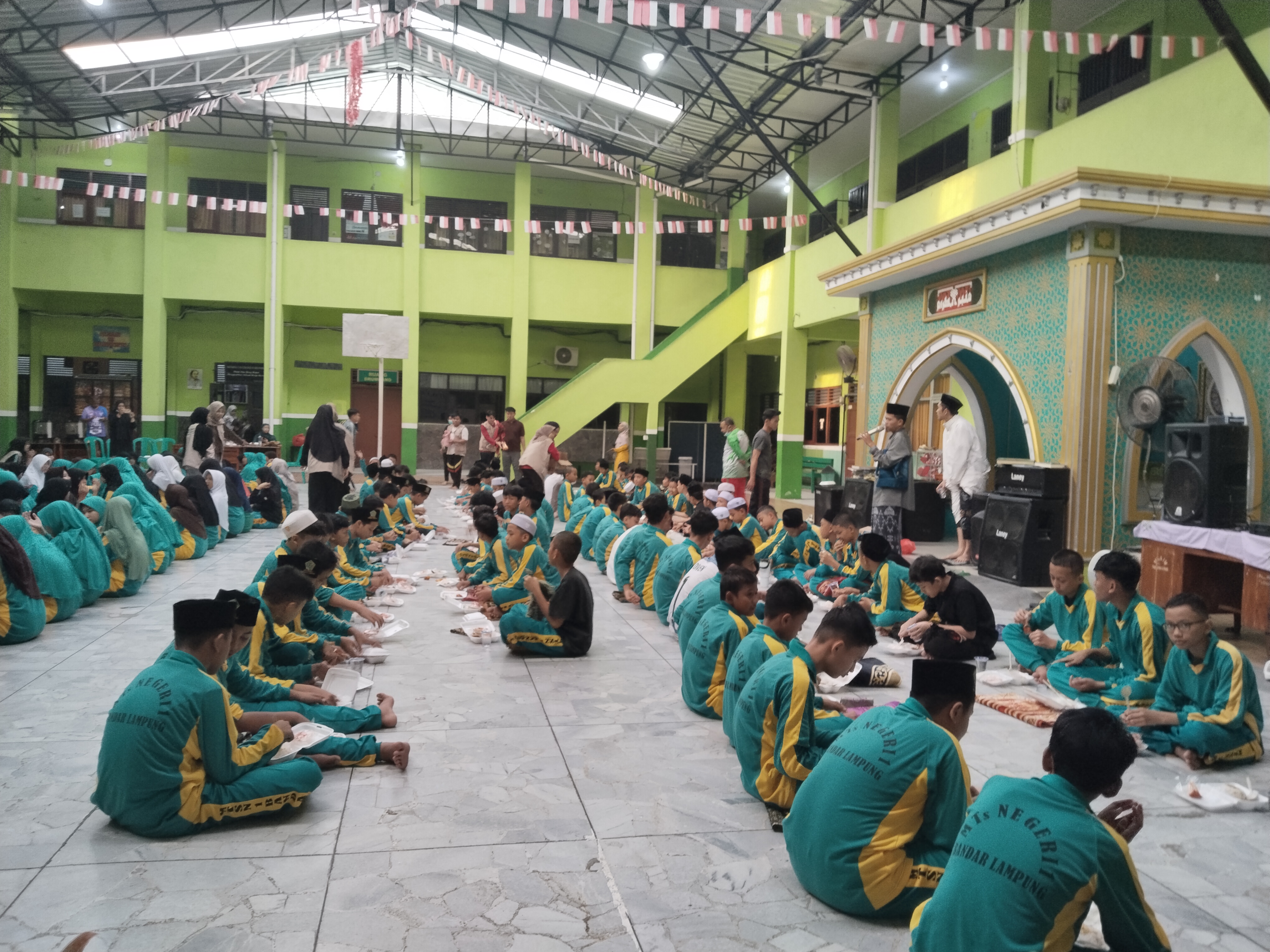 Hangatkan Kebersamaan, Peserta MABIT Kelas 7 Reguler MTsN 1 Bandar Lampung Sarapan Bersama