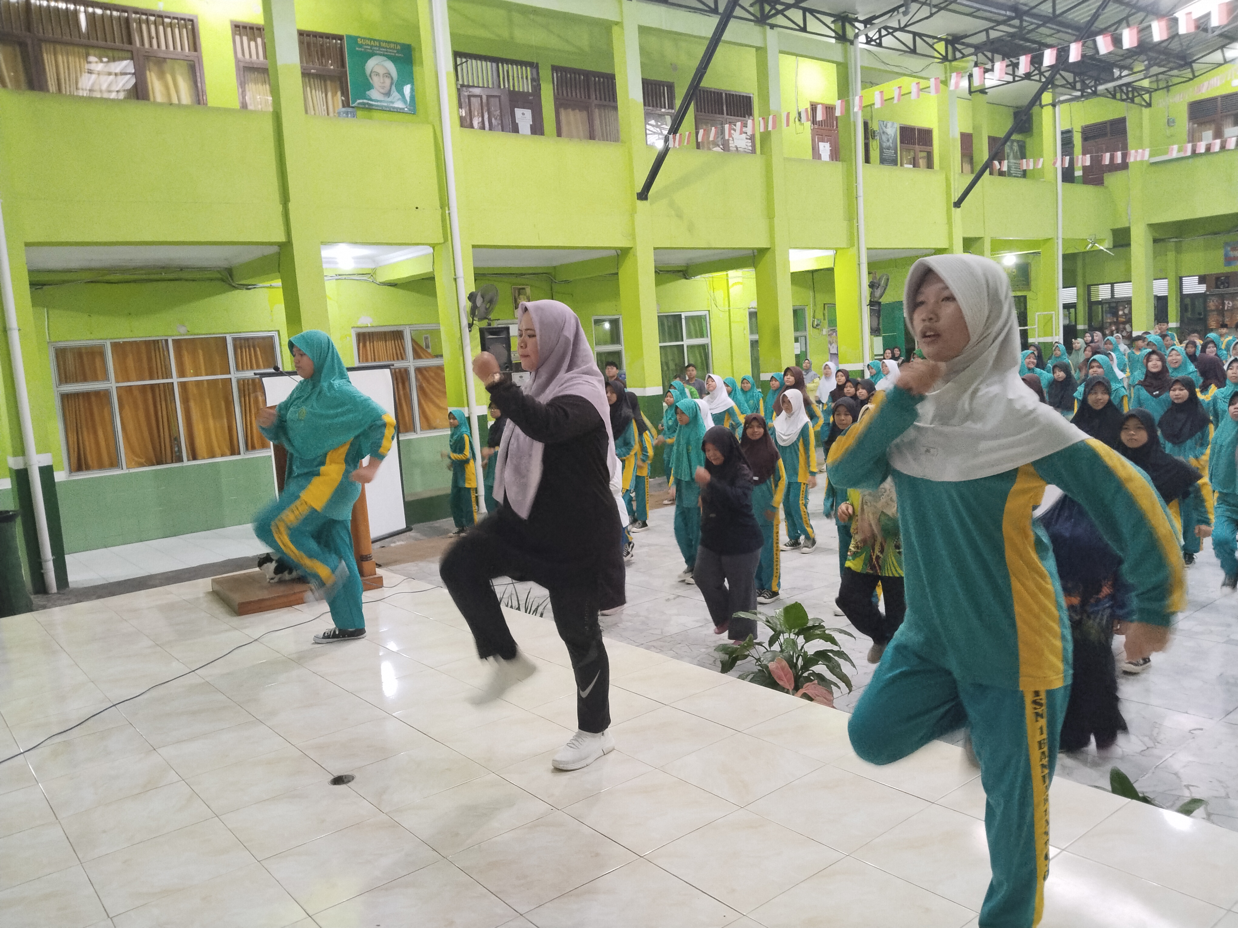 Jaga Kebugaran, Peserta MABIT Kelas 7 Reguler Senam Bersama di Aula MTsN 1 Bandar Lampung