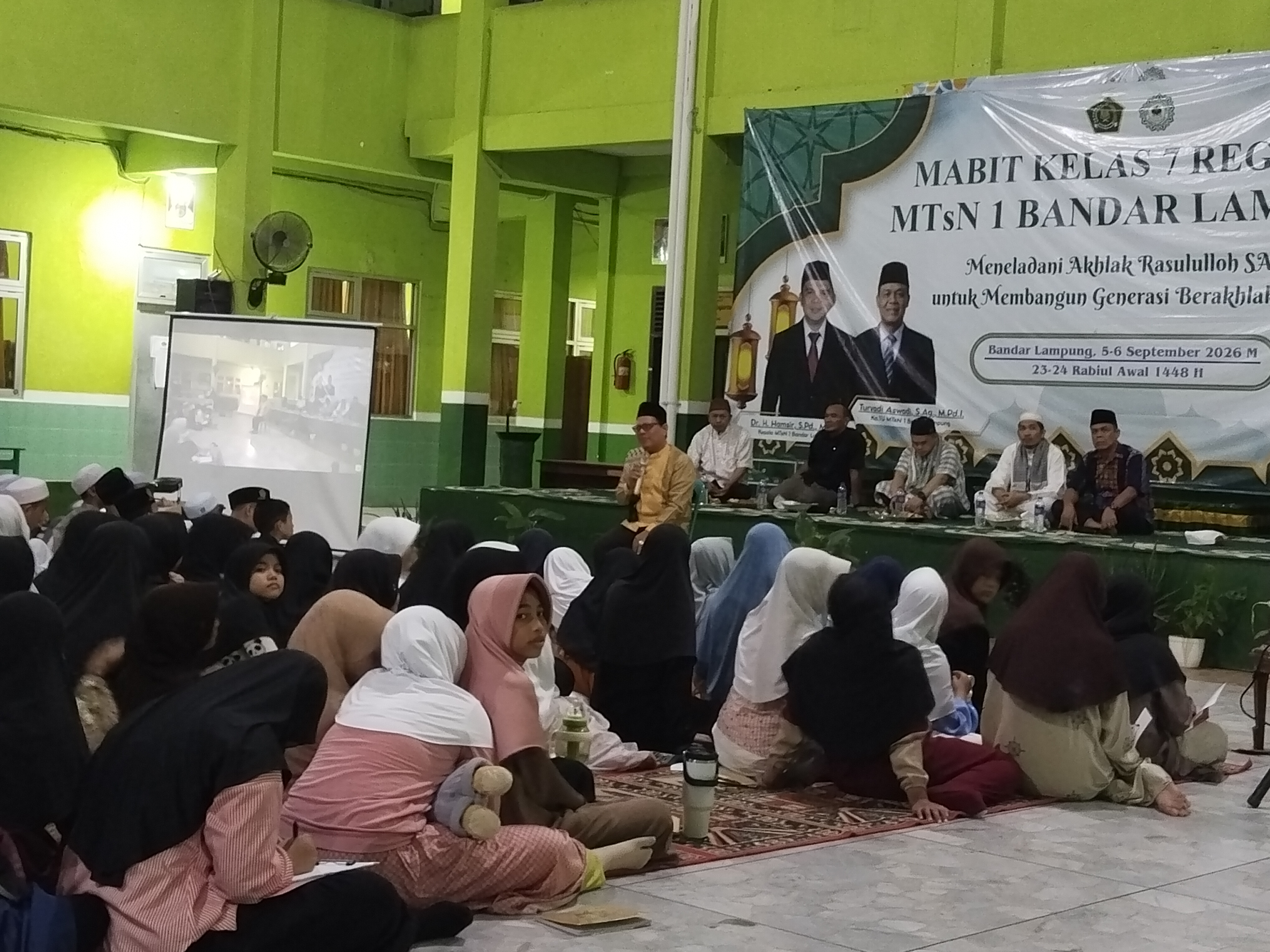 Khusyuk Ikuti Tausiah, Peserta MABIT Kelas 7 MTsN 1 Bandar Lampung Diajak Teladani Akhlak Rasulullah