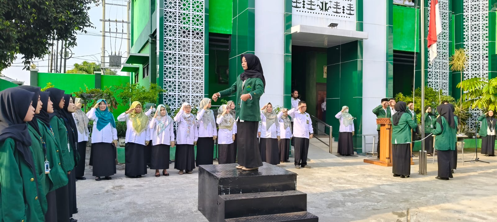 Upacara Penuh Makna, Mahasiswa PPL UIN RIL Ajak Siswa Budayakan Hidup Bersih