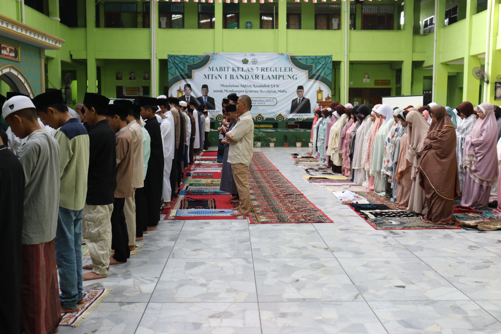 Salat Ashar dan Dzikir Bersama Awali Rangkaian MABIT Kelas 7 Reguler MTsN 1 Bandar Lampung