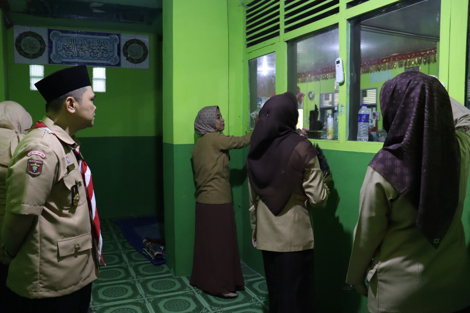 Semangat Pramuka Peduli Lingkungan, Pangkalan Raden Imba Kesuma MTsN 1 Bandar Lampung Gelar Aksi Bersih-Bersih Mushola