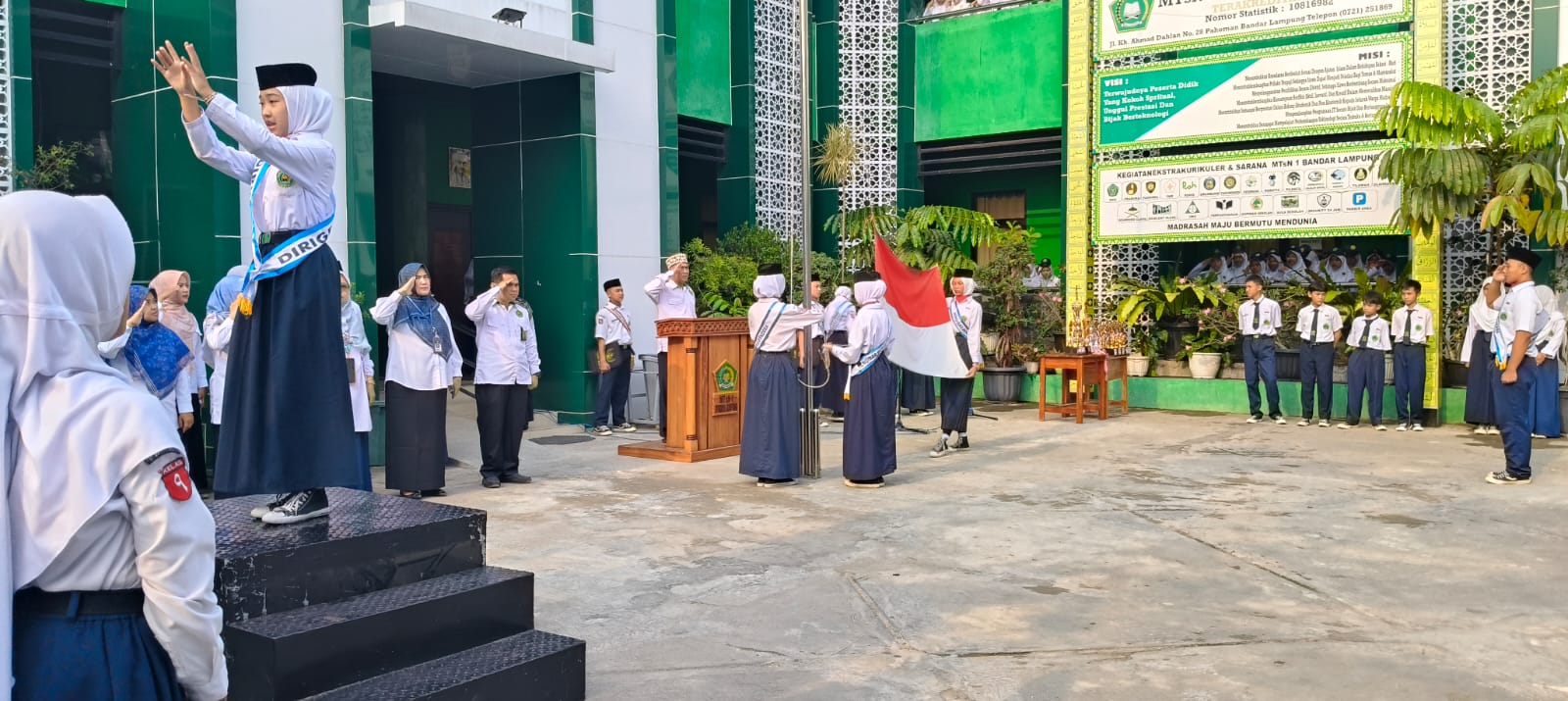 Upacara Bendera MTsN 1 Bandar Lampung, Pembina Upacara Ajak Siswa Utamakan Karakter dan Kejujuran