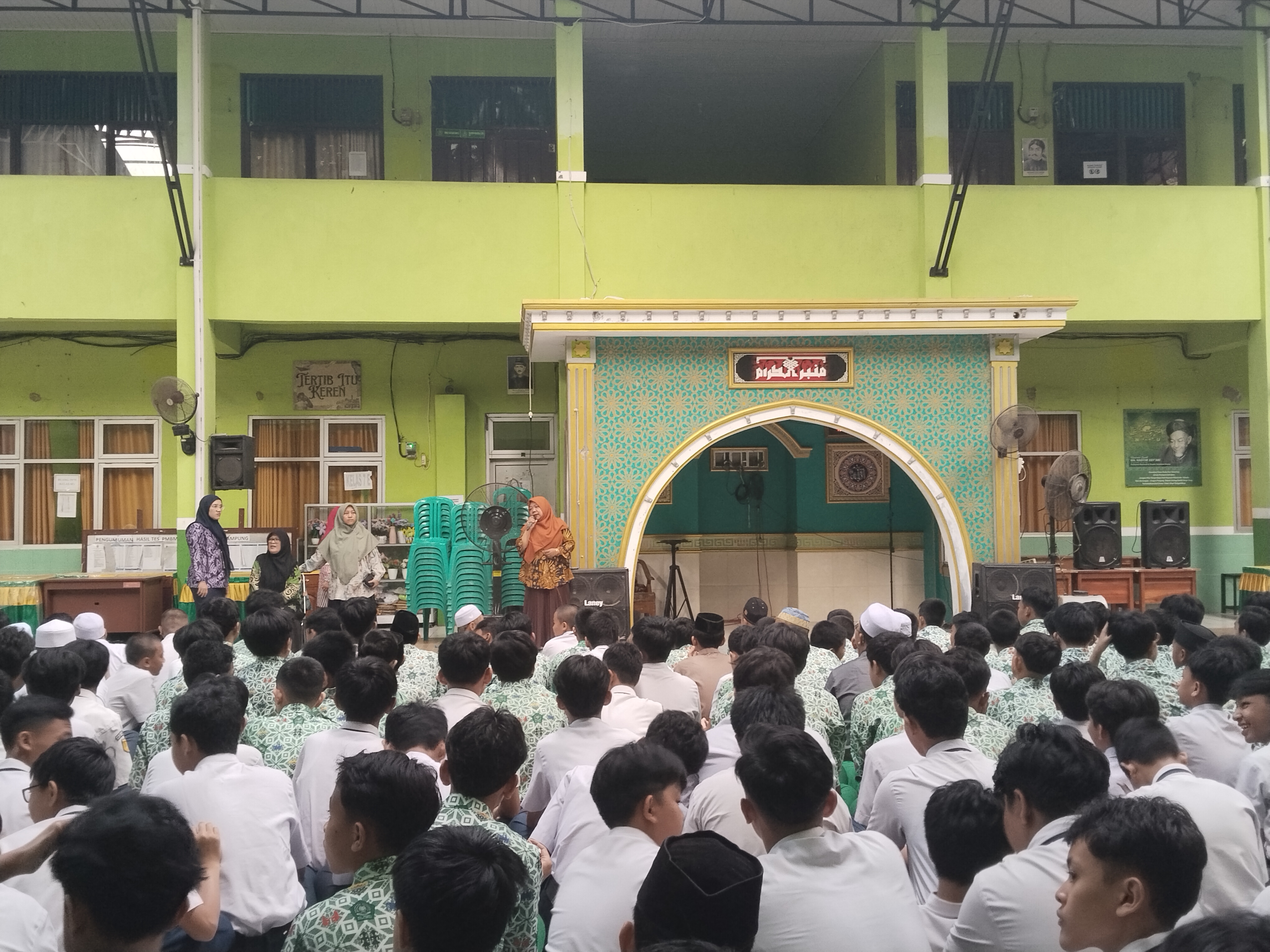 Wakil Kepala Madrasah MTsN 1 Bandar Lampung Ajak Siswa Putra Terapkan Disiplin dalam Berpakaian dan Bertingkah Laku